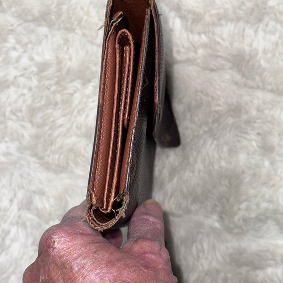 LV Giveaway ๐๐๐๐Louis Vuitton Vintage Monogram Small Wallet๐ซถ๐ซถLV GIVEAWAY ๐ซถ๐ซถ๐ซถ๐ซถ๐ซถ - Picture 3 of 13